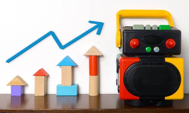 Gráfico de crecimiento en juguete educativo robot colorido
 - Foto, imagen
