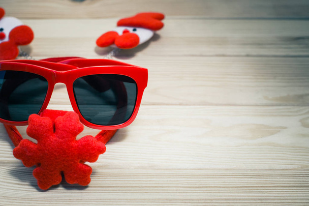 Scène de Noël avec lunettes de soleil rouges
 - Photo, image
