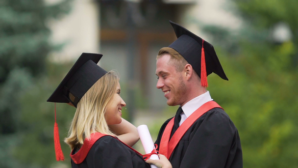 Uśmiechający się absolwentów mówi, ciesząc się ważny dzień w ich życiu, świetlaną przyszłość - Materiał filmowy, wideo