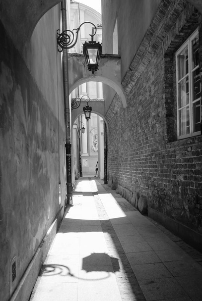 Wąska ulica z lampy - Zdjęcie, obraz