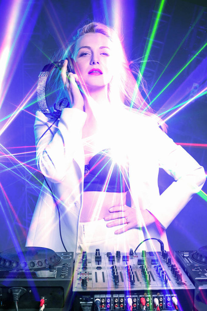 Hermosa chica rubia DJ en las cubiertas - la fiesta
, - Foto, Imagen