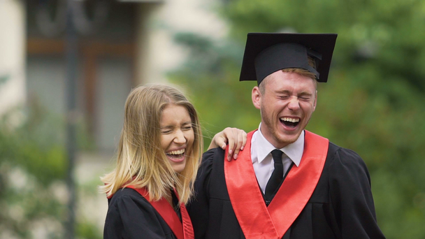 Jeunes diplômés drôles hommes et femmes riant, célébrant la graduation, le succès
 - Séquence, vidéo