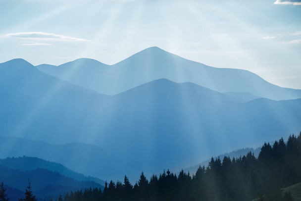 Montanhas azuis ao pôr do sol
 - Foto, Imagem
