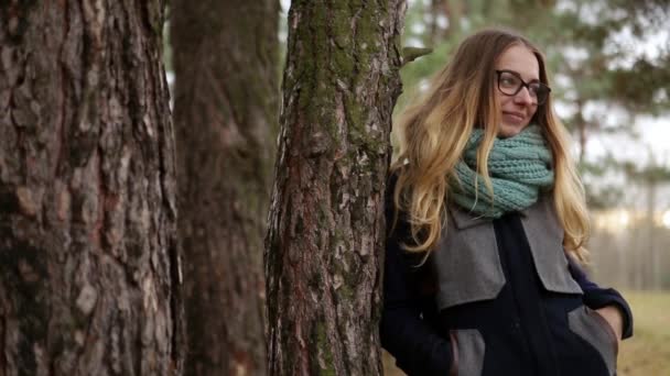 dziewczyna siedzi w pine jesienią kombinezon ochronny - Materiał filmowy, wideo