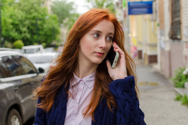Young woman using her cell phone - Φωτογραφία, εικόνα