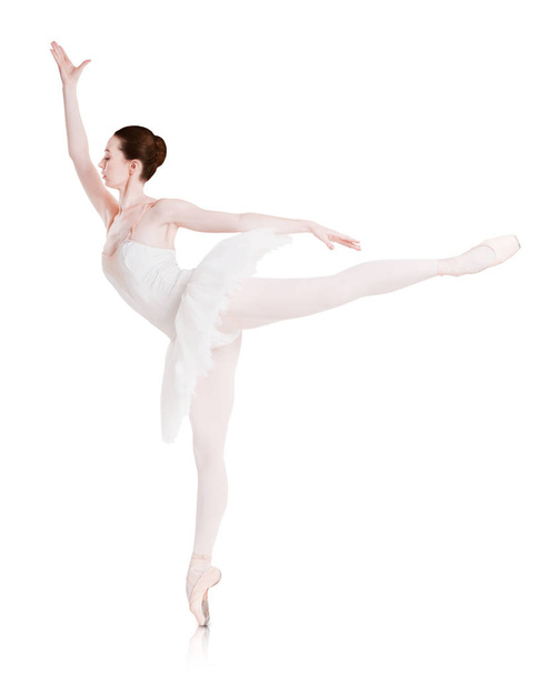 Bailarina hace arabesco posición de ballet aislado sobre fondo blanco
 - Foto, Imagen