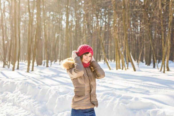 girl in a red winter hat - Fotó, kép