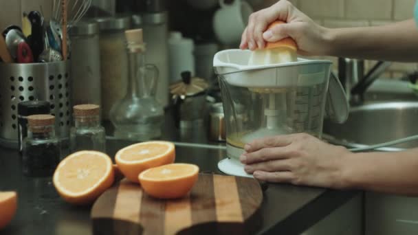 Mujer hace naranja fresca
 - Imágenes, Vídeo