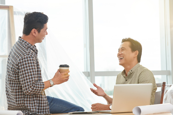 Geschäftsleute reden und lachen - Foto, Bild