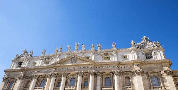 Pyhän Pietarin basilikan julkisivu Roomassa Sinistä taivasta vastaan
  - Valokuva, kuva