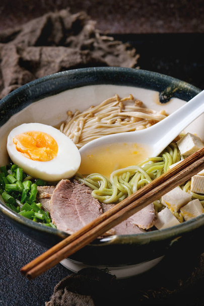 アジアン ヌードル スープ - 写真・画像