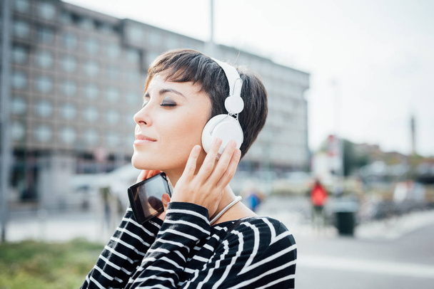 woman listening music with headphones - Zdjęcie, obraz