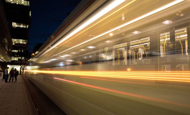 Světla pohybující tramvaje v noci. - Fotografie, Obrázek