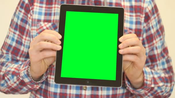 Tableti Yeşil Ekran ile Tutan Adam - Video, Çekim