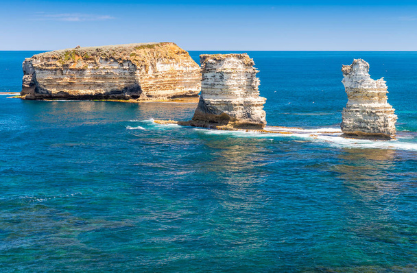 Ασβεστολιθικά βράχια πάνω από τον ωκεανό, Great Ocean Road, Αυστραλία - Φωτογραφία, εικόνα