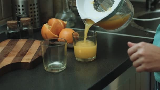 Mujer hace naranja fresca
 - Metraje, vídeo