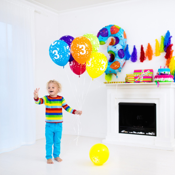 Little boy opening birthday presents - Foto, Imagem