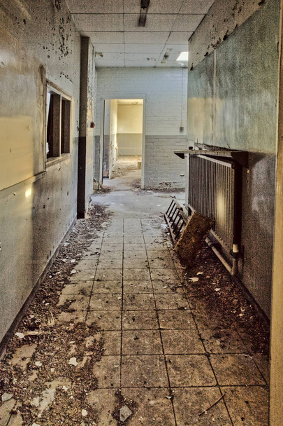 Corridoio in edificio industriale abbandonato
 - Foto, immagini