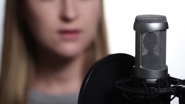 Κοντινό πλάνο Γυναίκα τραγουδίστρια κομμάτι εγγραφή στο studio - Πλάνα, βίντεο