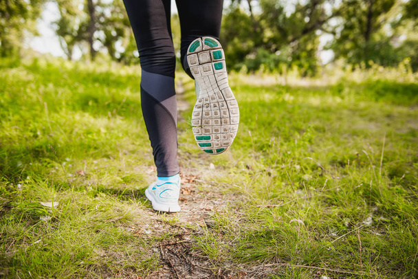 Παπούτσια για τρέξιμο closeup - γυναίκα που τρέχει πάνω στο γρασίδι - Φωτογραφία, εικόνα