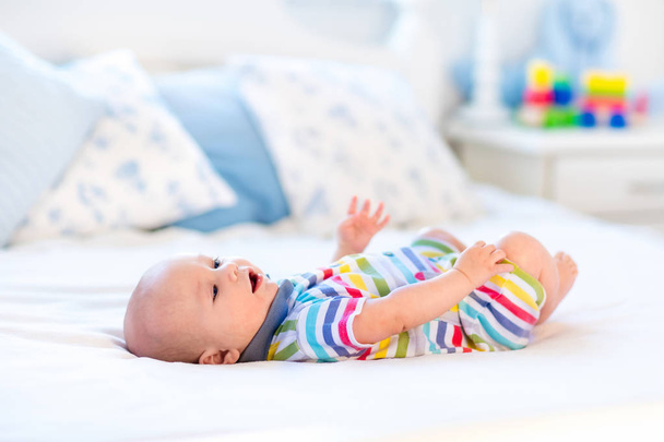Baby boy in bed - Valokuva, kuva