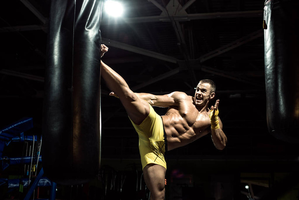boxer thaïlandais coup de pied par sac de boxe
 - Photo, image
