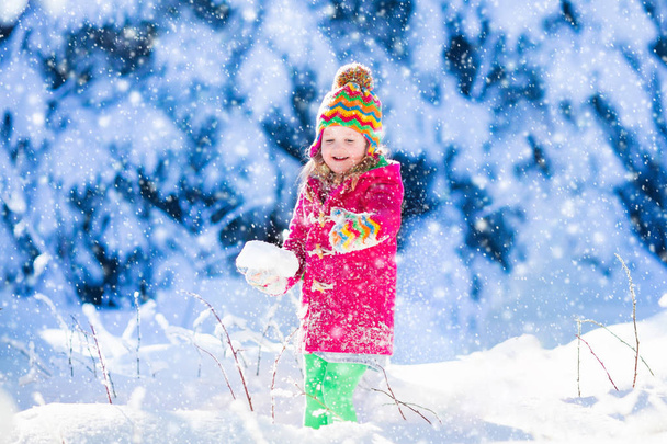Dziecka, zabawy w snowy winter park - Zdjęcie, obraz