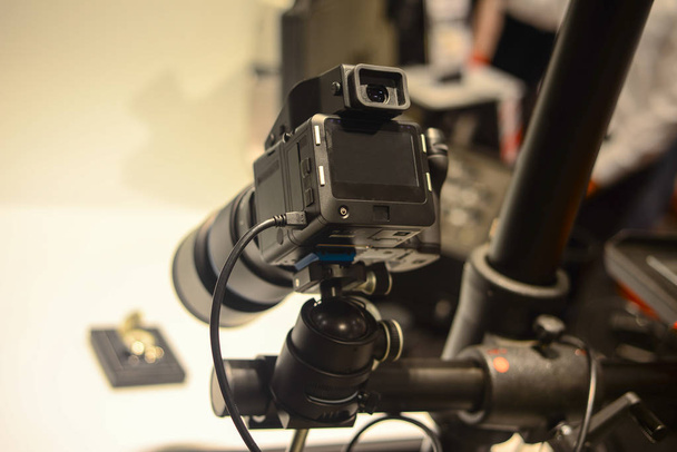 Επαγγελματική ψηφιακή φωτογραφική μηχανή γυρίσματα αντικείμενο στο studio - Φωτογραφία, εικόνα