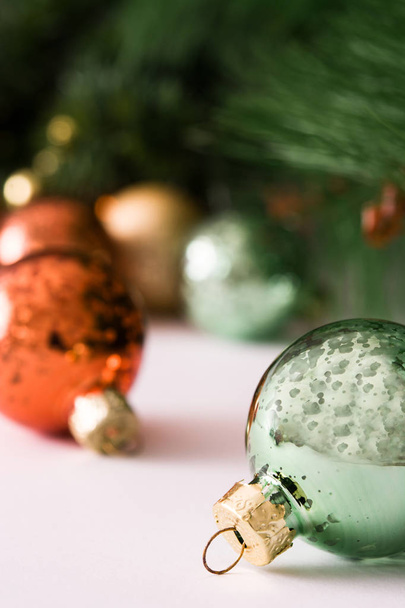 Karácsonyi bálok és a karácsonyfa elszigetelt fehér background - Fotó, kép