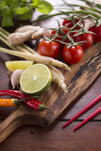 συστατικά για το ταϊλανδικό τροφίμων, λεμονόχορτο, πιπερόριζα, σκόρδο, κοκτέιλ  - Φωτογραφία, εικόνα