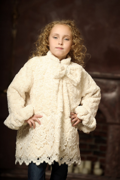 Girl in a stylish coat of artificial fur - Foto, Bild