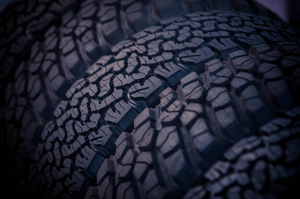 Pilha de pneus de carro
 - Foto, Imagem