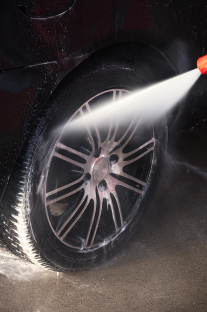 κοντινό πλάνο του πλυσίματος τροχών αυτοκινήτων - Φωτογραφία, εικόνα