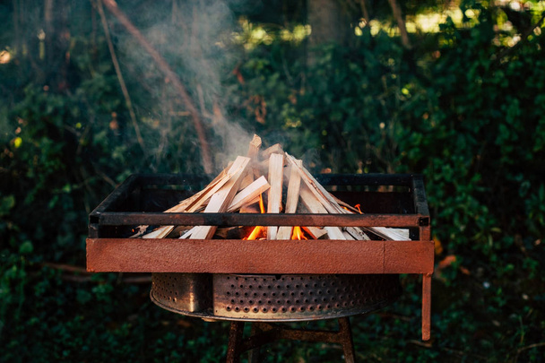 Vértes fából készüljön grill  - Fotó, kép