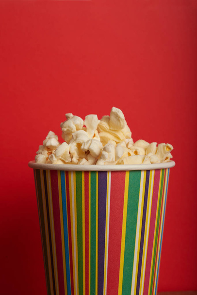 Popcorn in papier beker - Foto, afbeelding