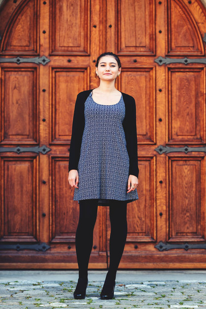 青いドレスと黒いジャケットを身に着けている若い 20 歳の女の子のアウトドアファッションの肖像画 - 写真・画像