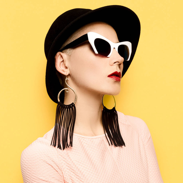 Vintage Lady in stylish accessories. Hat, sunglasses, earrings.  - Foto, afbeelding