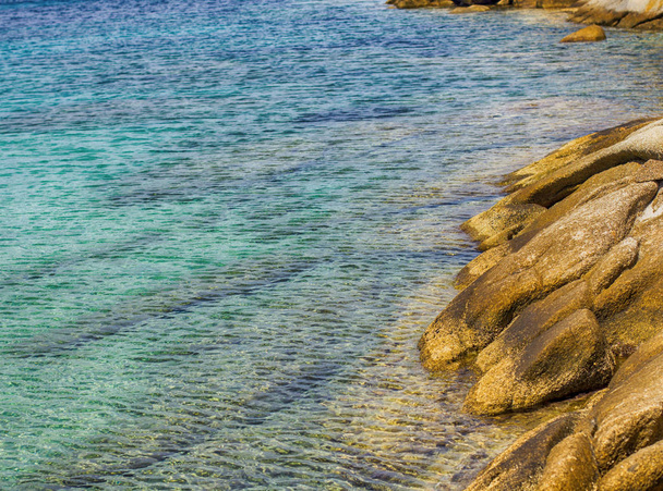 Gyönyörű türkizkék tenger víz és sziklás part - Fotó, kép