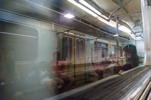 Reflejo en ventana de metro tren, desenfoque, movimiento, personas, metro, vagón
 - Foto, Imagen