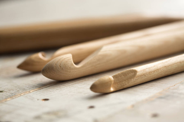 ξύλινες βελόνες πλεξίματος στο φόντο ξύλινη - Φωτογραφία, εικόνα