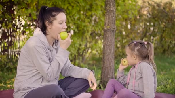 Μητέρα και κόρη της τρώνε μήλα - Πλάνα, βίντεο