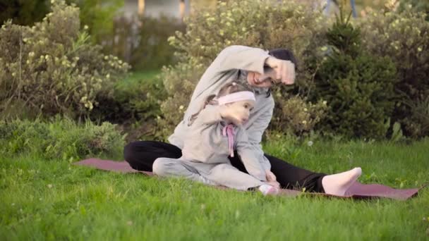 Μητέρα και κόρη κατάρτιση στο πάρκο - Πλάνα, βίντεο