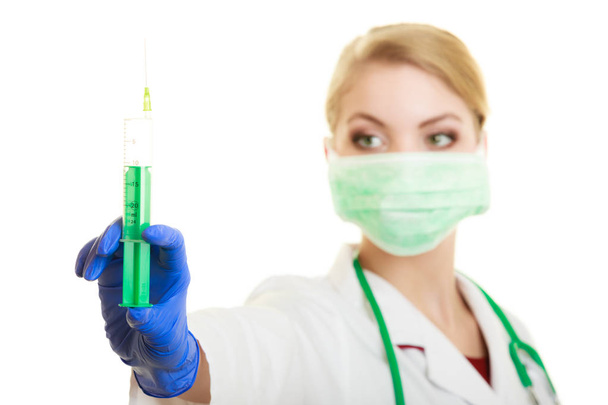 Ärztin oder Krankenschwester mit Spritze isoliert - Foto, Bild