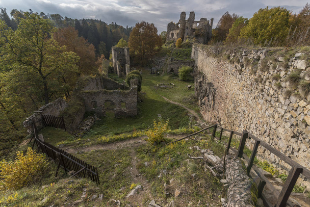 Дивчи Камень руины замка осенью
 - Фото, изображение