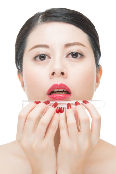 asiatische Frau rote Lippen Nagel und halten Chemielabor Röhre - Foto, Bild