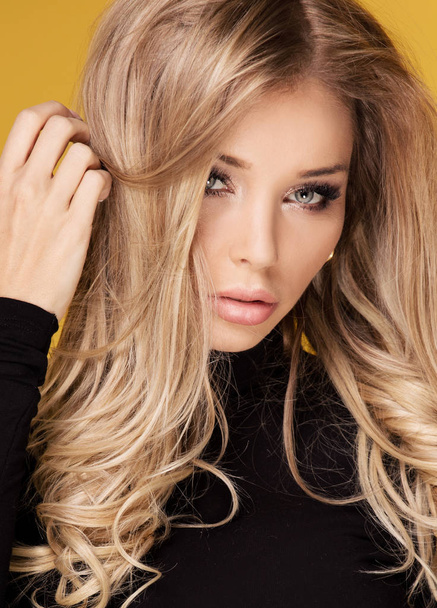 Beautiful blonde woman with long curly hair. - Foto, immagini