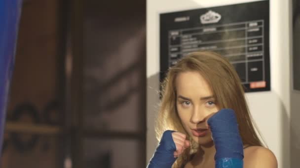 Pretty girl stand in pose of boxer in the gym. Slowly - Filmagem, Vídeo