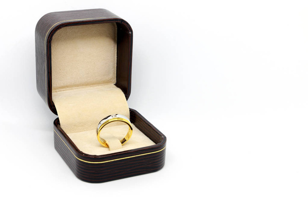 Pulseira de ouro na caixa de cor marrom no branco background.jewelry preciosa pulseira stone.gem.Gold
 - Foto, Imagem