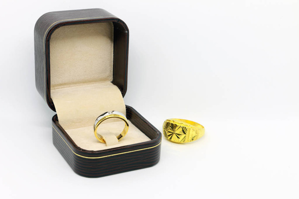 Kahverengi renk kutusunda beyaz background.jewelry değerli stone.gem.Gold bilezik altın bilezik - Fotoğraf, Görsel