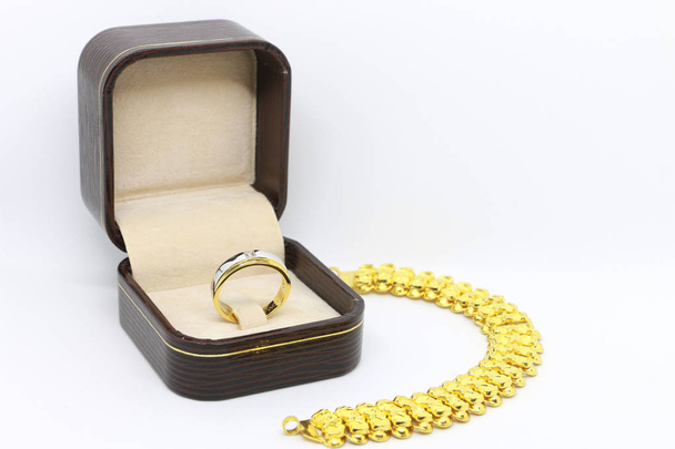 Gouden armband in het vak van de bruine kleur op de armband van de kostbare stone.gem.Gold wit background.jewelry - Foto, afbeelding